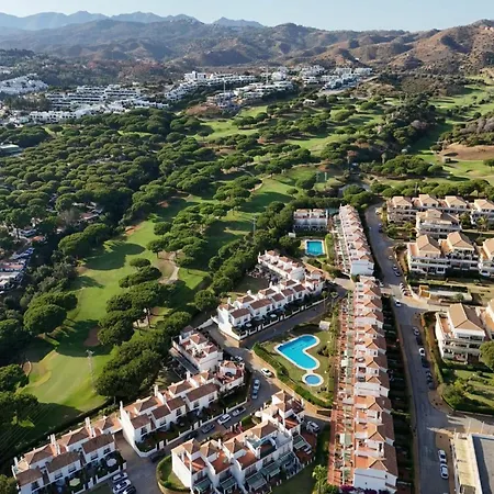Townhouse By Cabopino Golf, بيت للعطل ماربيا